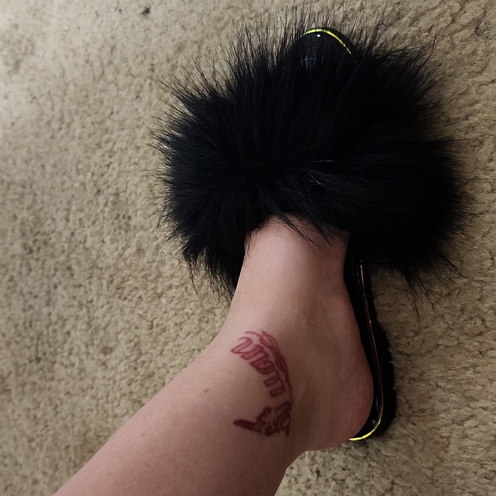 Black fluffy sandals